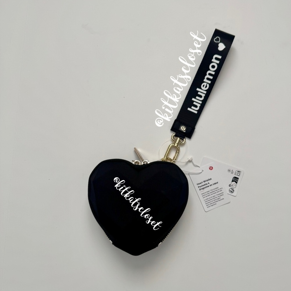 🆕 BLACK/GOLD - NWT lululemon heart wristlet *VALENTINES DAY*